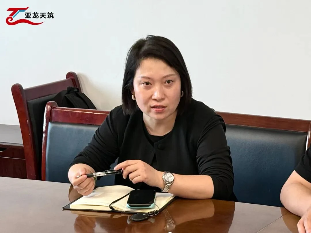 培训现场参会人员听取平台讲解