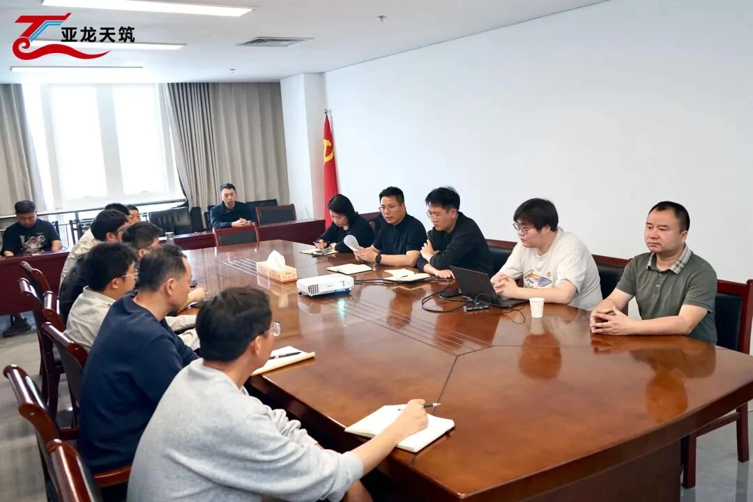 技术人员演示检测监管平台操作