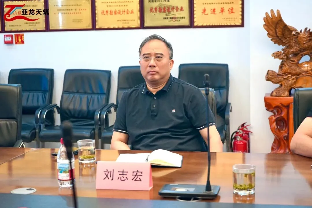 双方代表展示战略合作协议