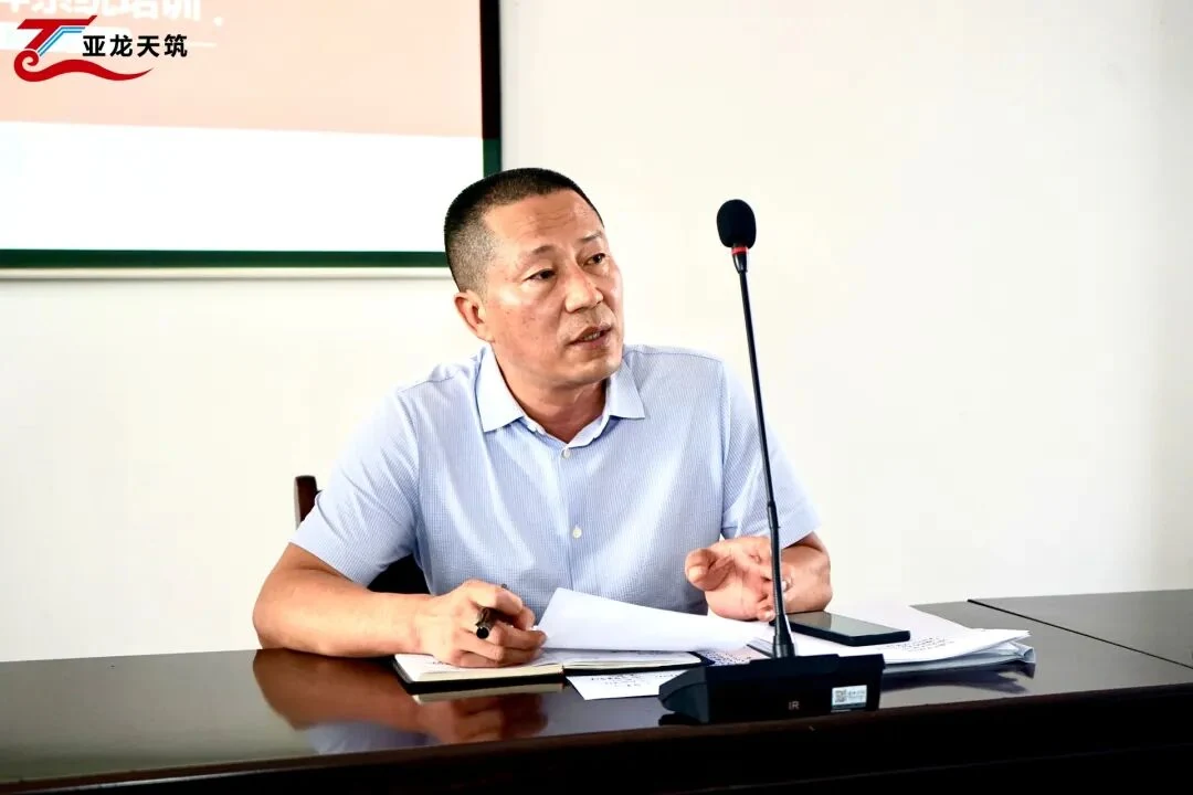 技术人员讲解检测监管平台应用